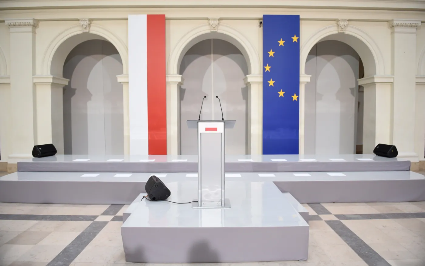 6826751-scena-w-auli-wydzialu-fizyki-politechniki.jpg