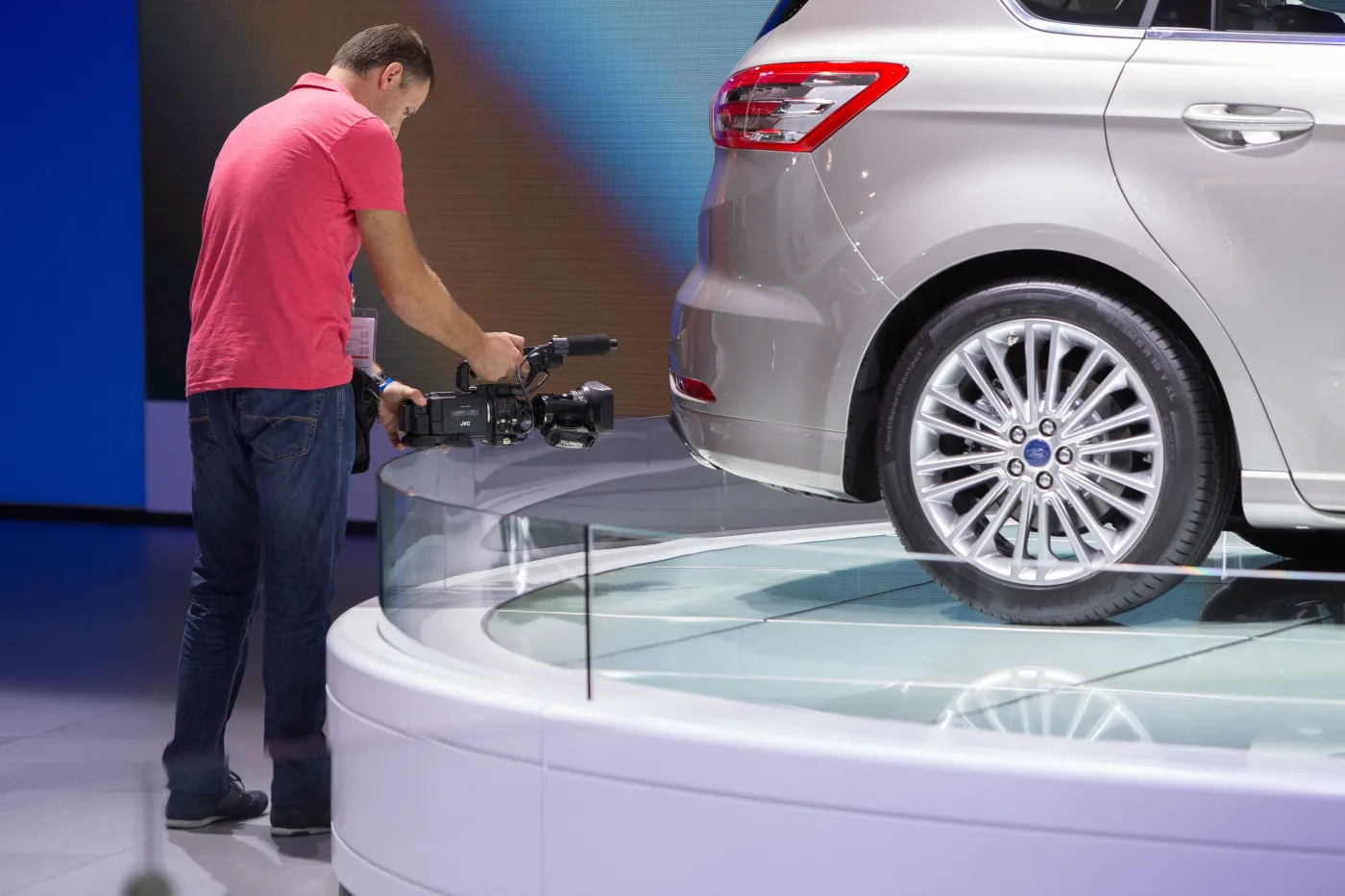 Nowy rodzinny samochód z napędem 4x4. Nowy ford s-max. Zdjęcia z premiery