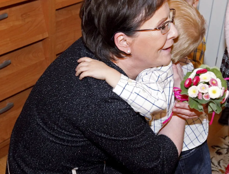 Na karnawałowe party czy do ludzi? Premier Kopacz w fatalnej stylizacji w Łomży