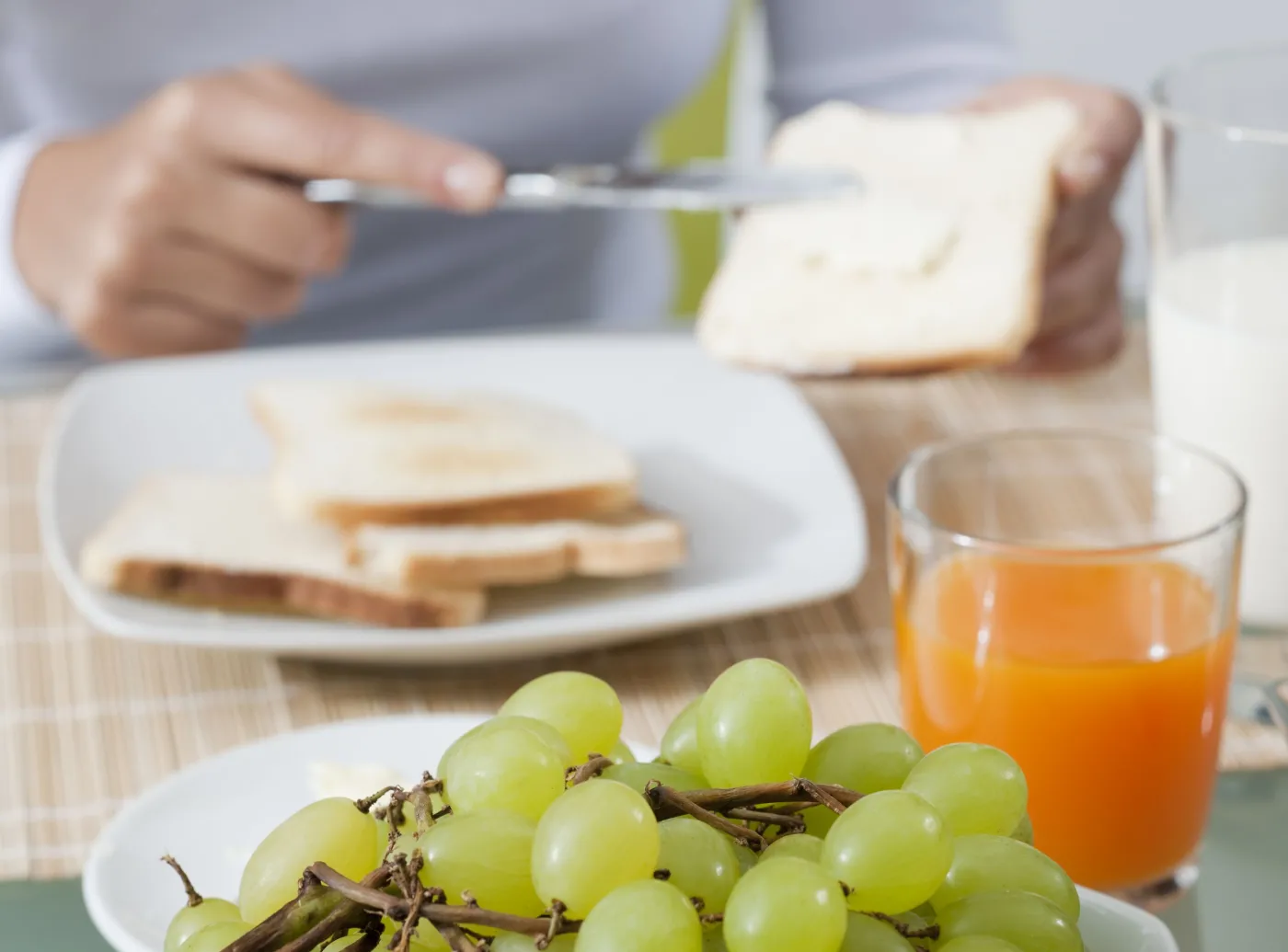 Niezdrowy sok, zdrowe masło? Codzienna dieta pod lupą naukowców
