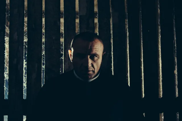 "Sąsiady": Światło tkwi w szczelinie. Świetny powrót buntownika kina