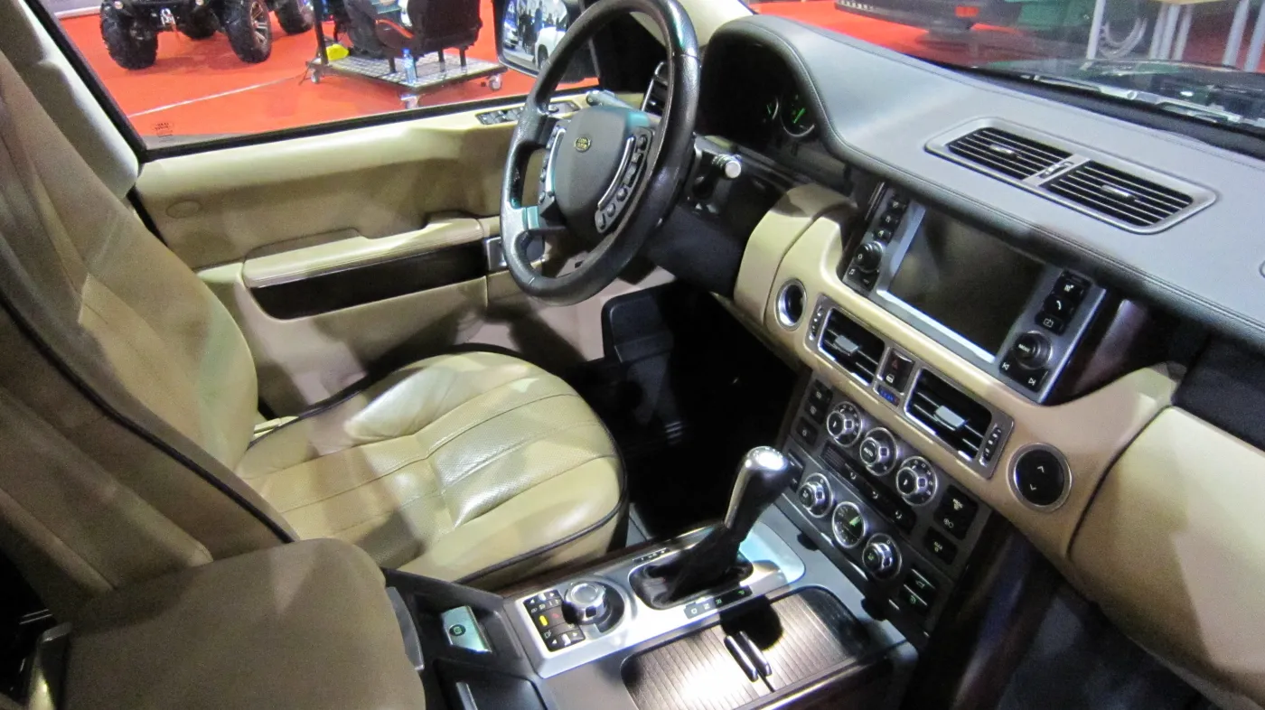 7675221-range-rover.jpg