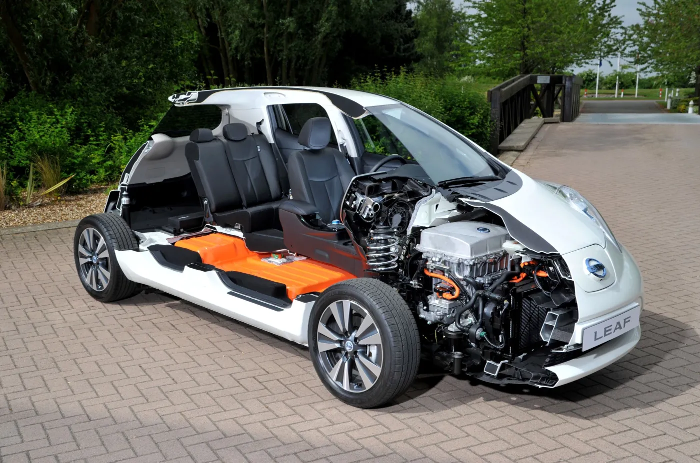 Płaci 4 zł za 100 km jazdy! Kierowca z Nowego Sącza ma już trzy takie auta. ZDJĘCIA