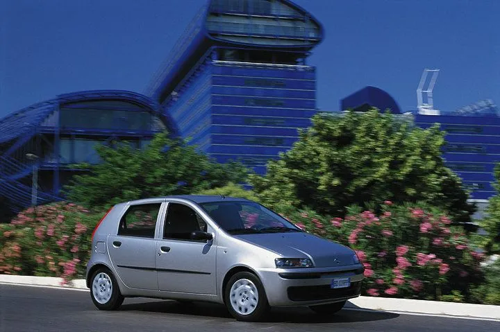 7745268-fiat-punto.jpg