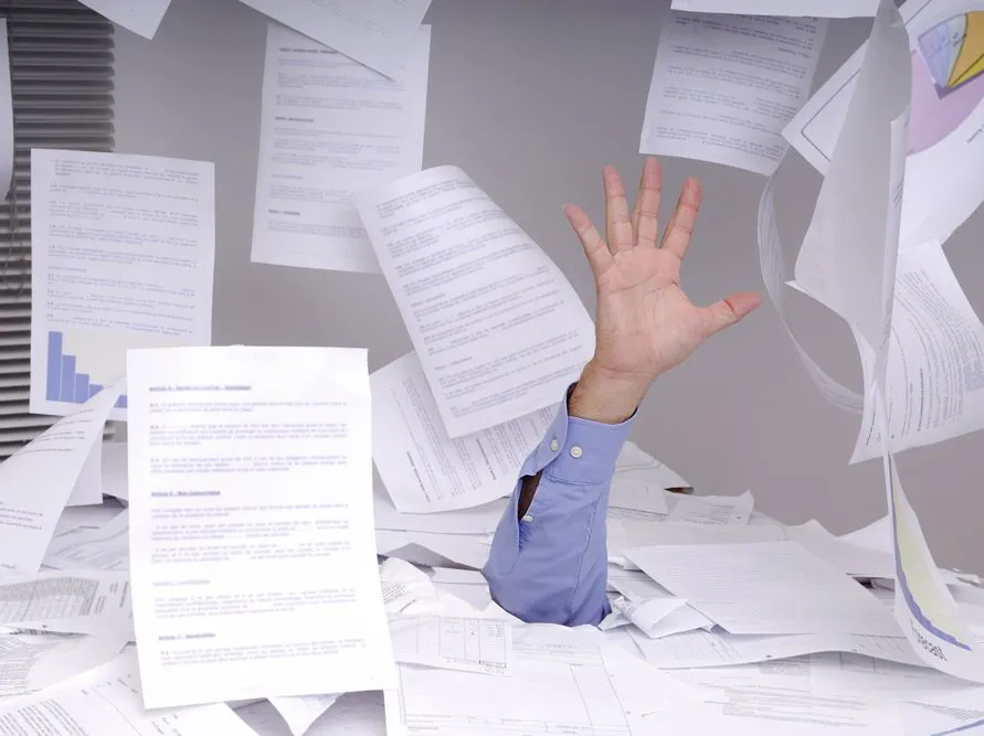 Wujek Mirek słyszy w "Wiadomościach", jak to rząd ułatwia nam życie. Afera żarówkowa pokazuje coś zupełnie innego