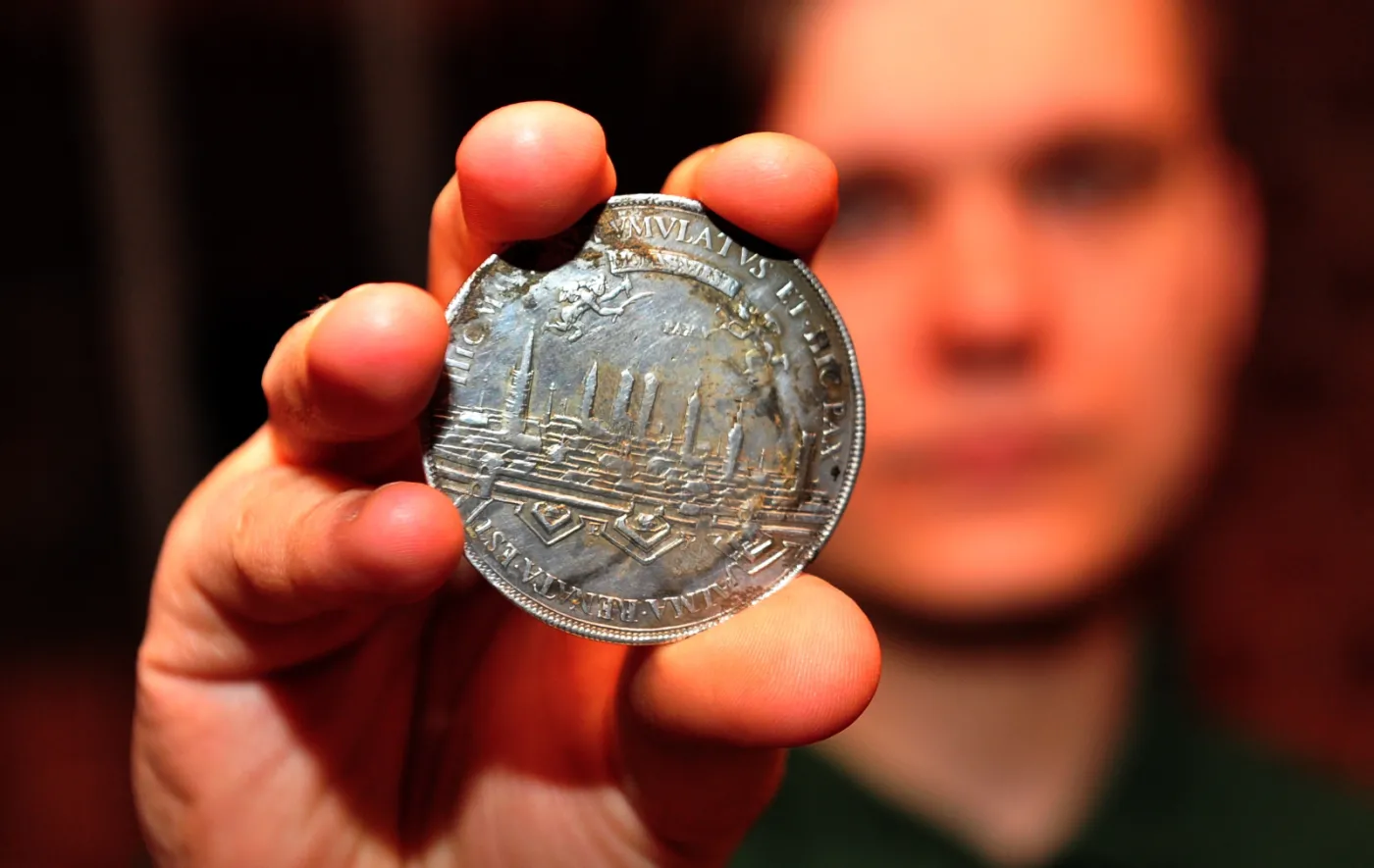 Skarb znaleziony na budowie w Świnoujściu. Ukryty w czasie wojny? ZDJĘCIA