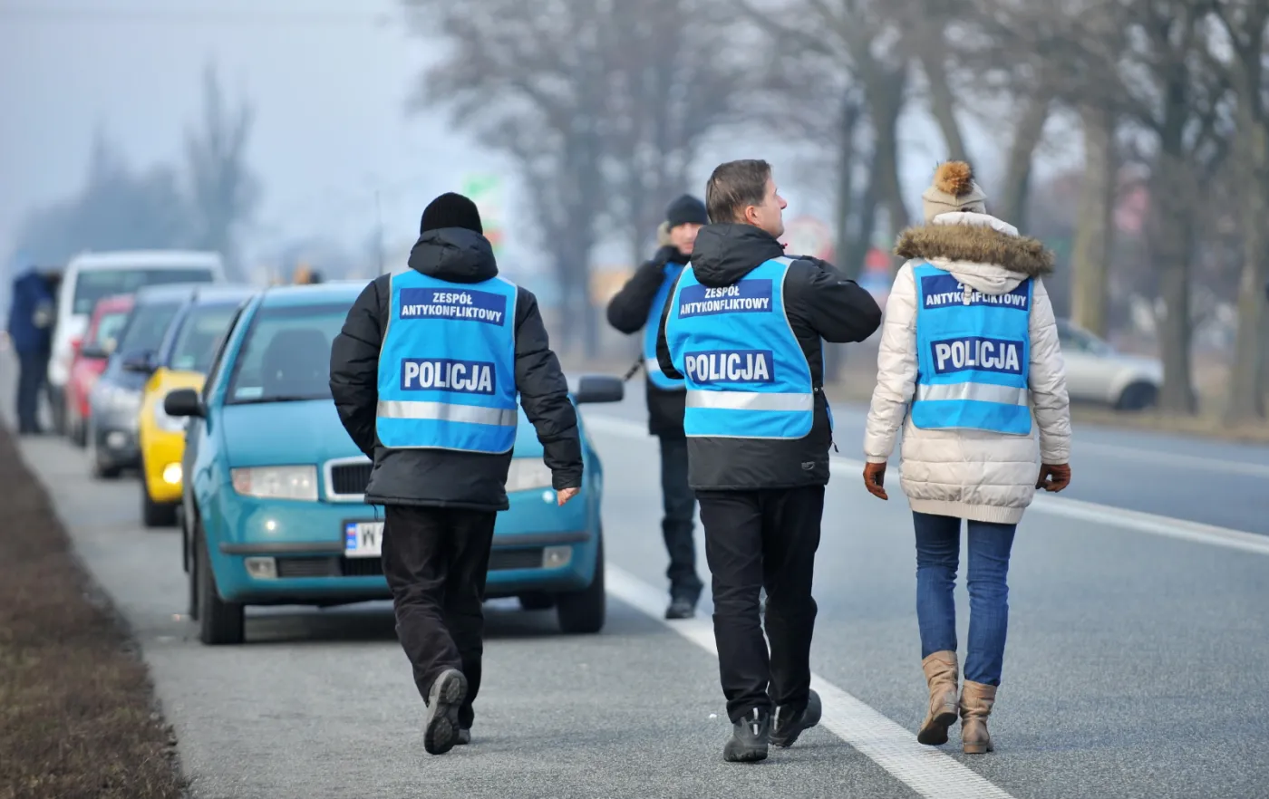 7376800-przedstawiciele-zespolu-antykonfliktowego.jpg
