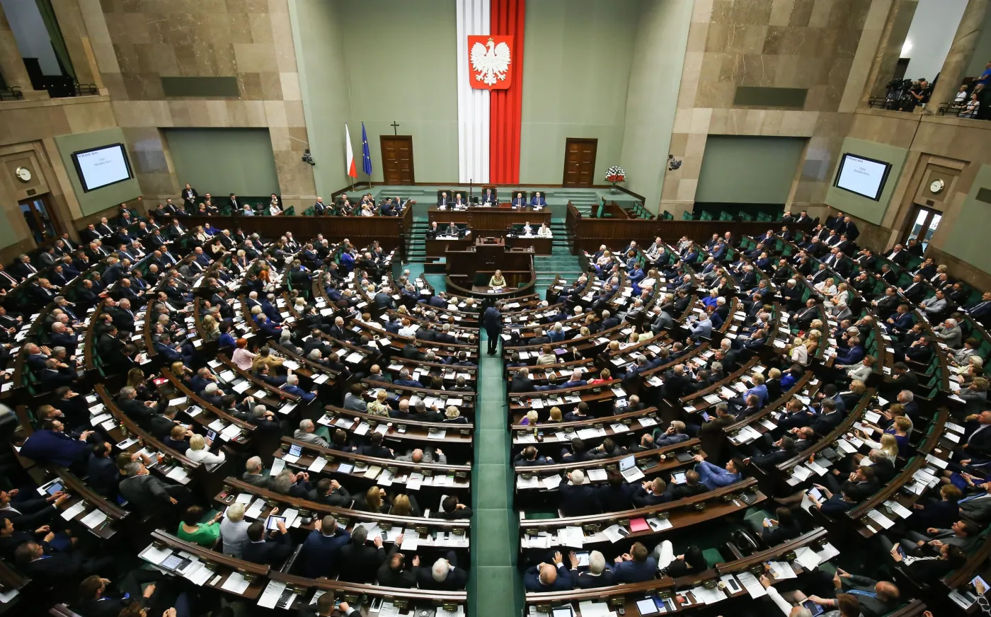 NOWY SONDAŻ: W Sejmie tylko trzy partie, a PiS rządzi samodzielnie