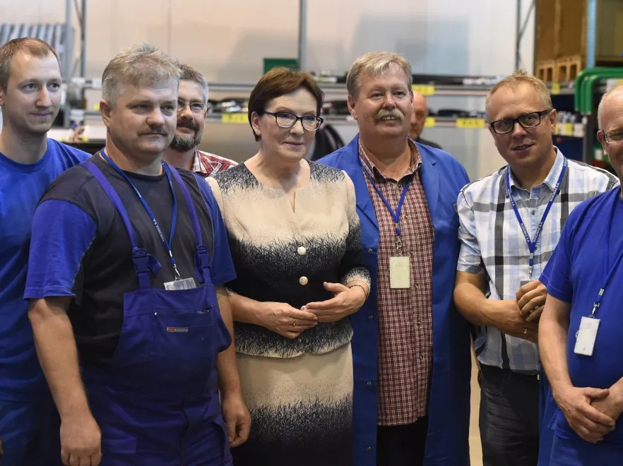 Ewa Kopacz w cudacznym kostiumie ombre