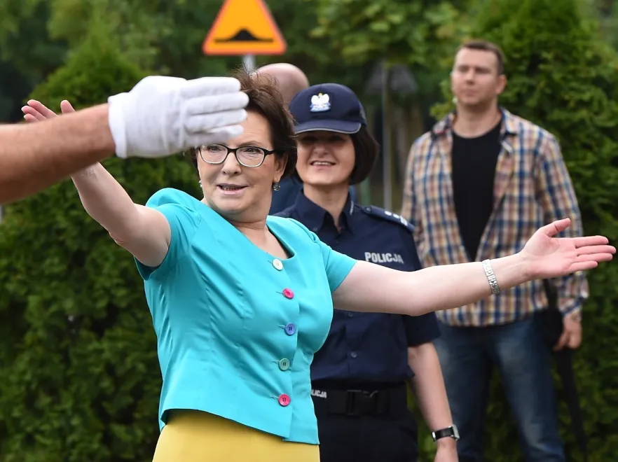 Zabójczy miks kolorów: Ewa Kopacz jak papuga u policjantów