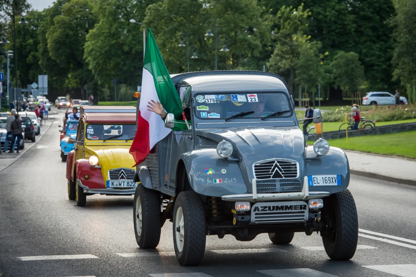 8043416-citroen-2cv.jpg