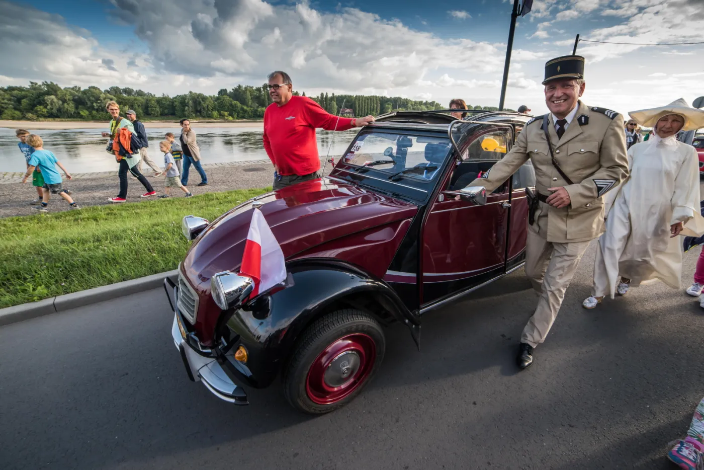 8043714-citroen-2cv.jpg