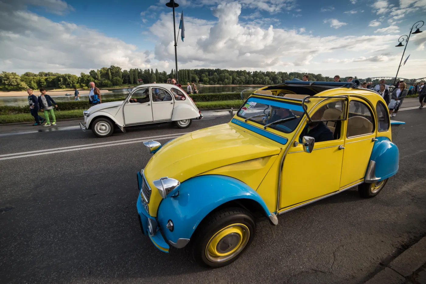 8043838-citroen-2cv.jpg