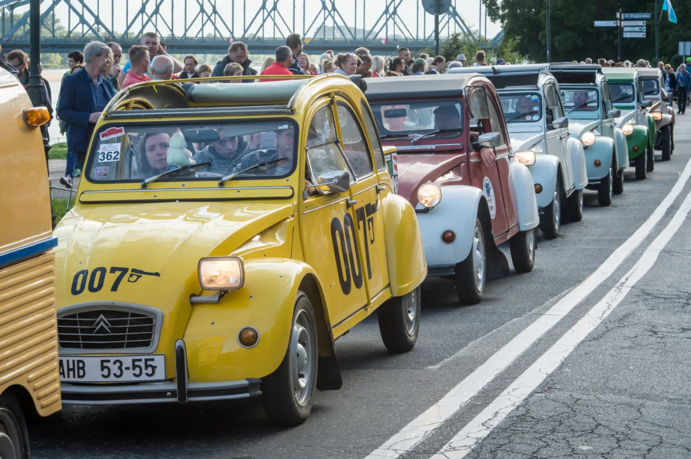 8043993-citroen-2cv.jpg