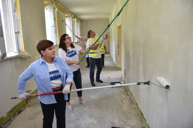 Zobacz, jak Szydło remontowała szkołę w Pcimiu. WIDEO