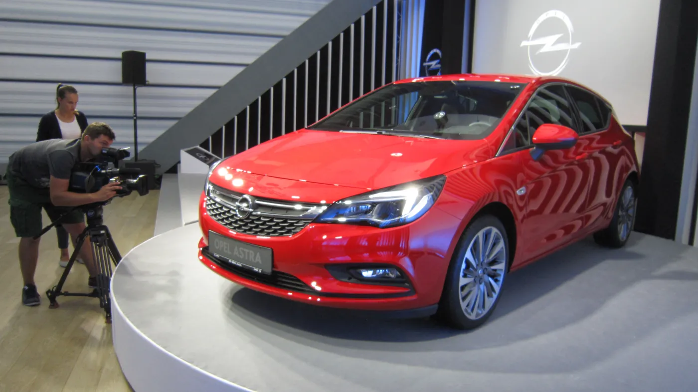 8156077-opel-astra.jpg