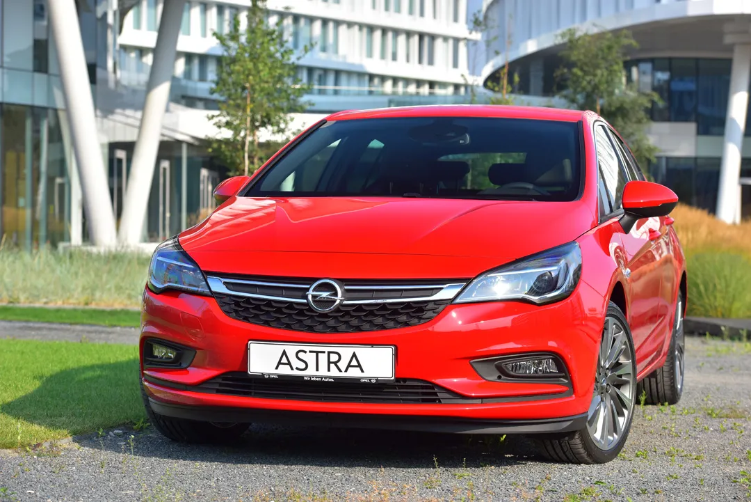 8156325-opel-astra.jpg