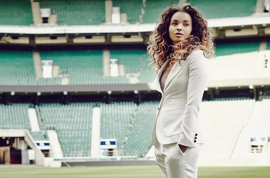 Ella Eyre śpiewa dla rugbystów i równocześnie pomaga