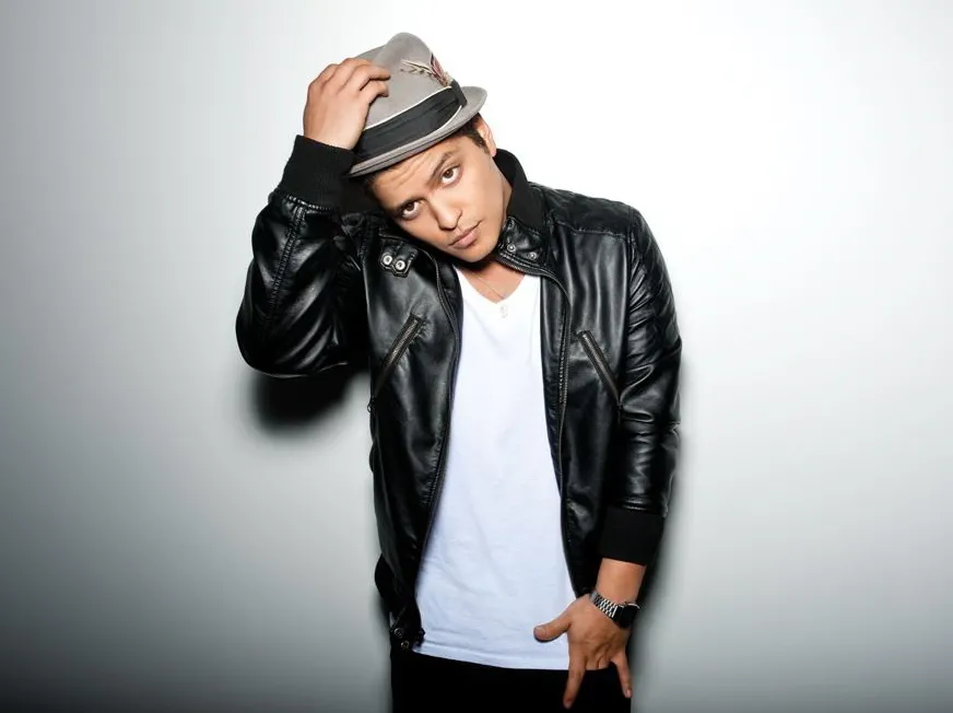 Bruno Mars zsyła deszcz przed świtem