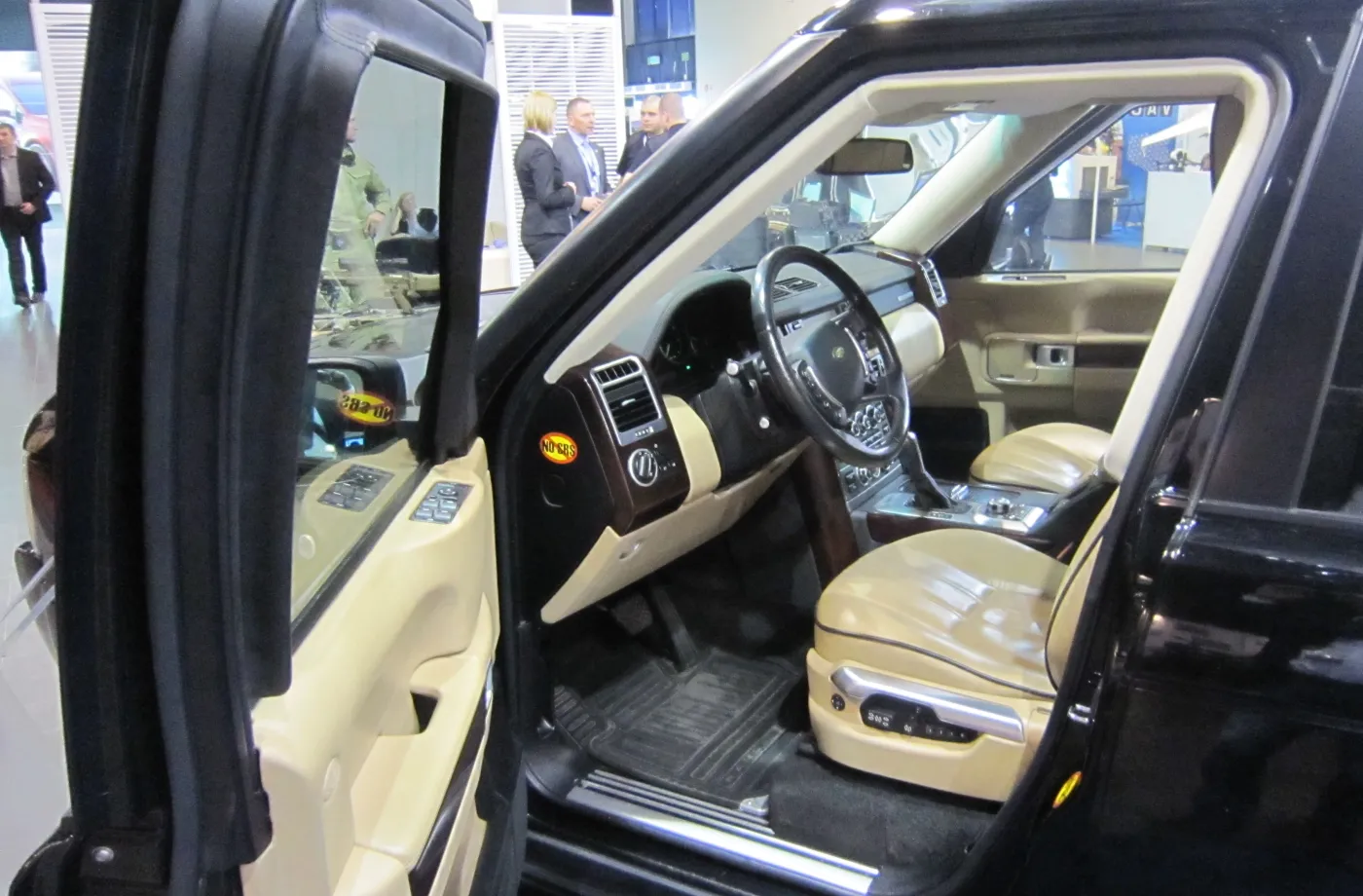 7675453-range-rover.jpg