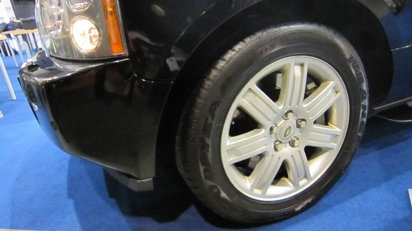 7675569-range-rover.jpg