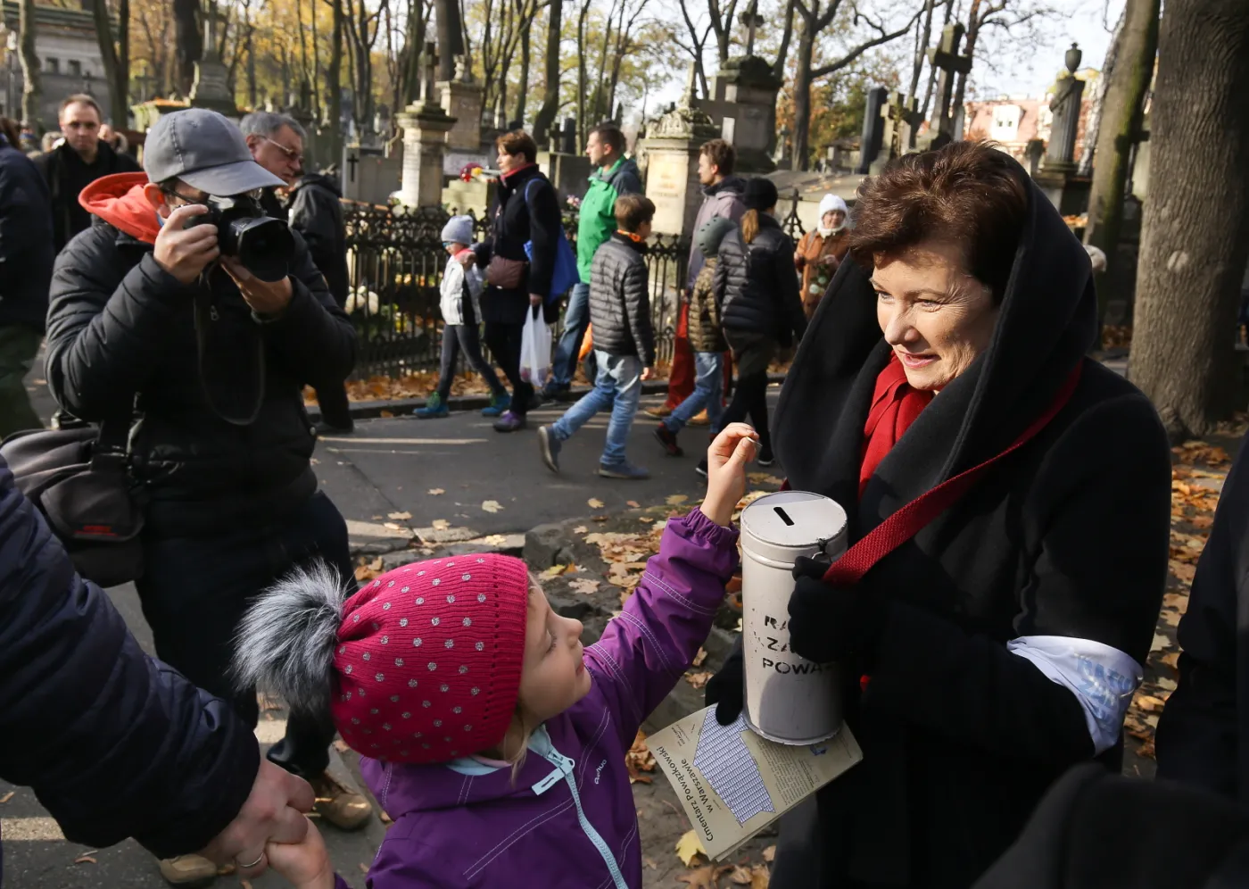 Prezydent Warszawy Hanna Gronkiewicz-Waltz kwestuje na Powązkach