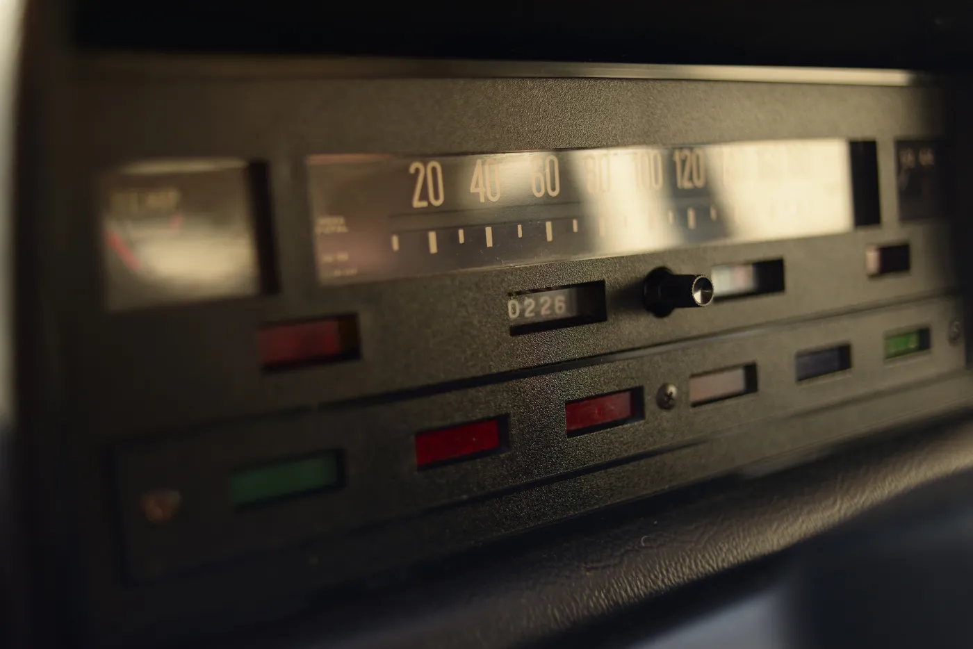 Zapomniany nowy fiat 125p czekał w szopie przez 30 lat. Znalezisko ceną ścina z nóg! MAMY ZDJĘCIA