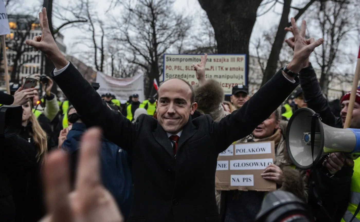 Borys Budka, były minister sprawiedliwości wśród uczestników manifestacji zorganizowanej przez Komitet Obrony Demokracji przed siedzibą Trybunału Konstytucyjnego w Warszawie
