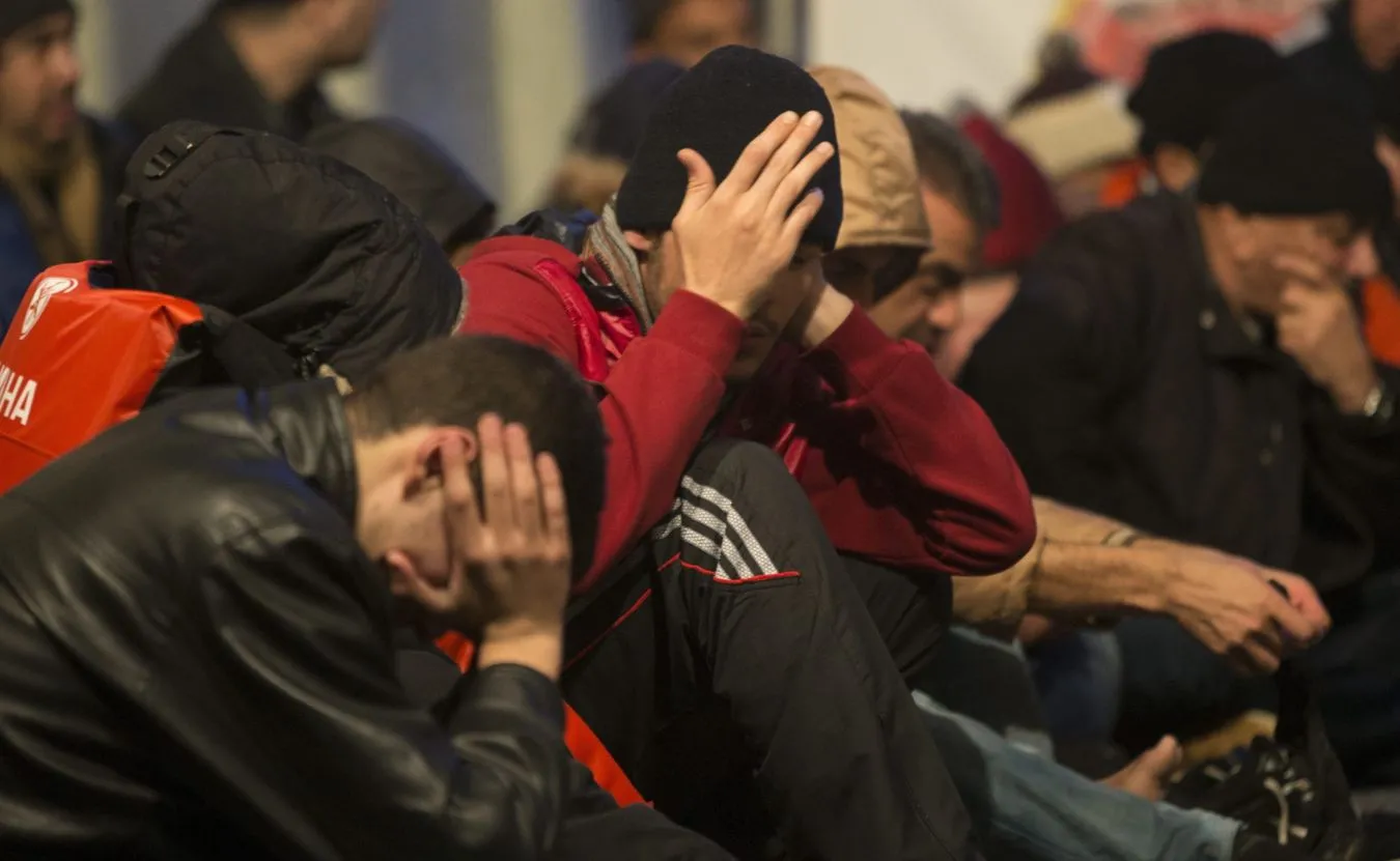 Imigranci ewakuowani z granicy grecko - macedońskiej szukają nowych dróg do centralnej Europy