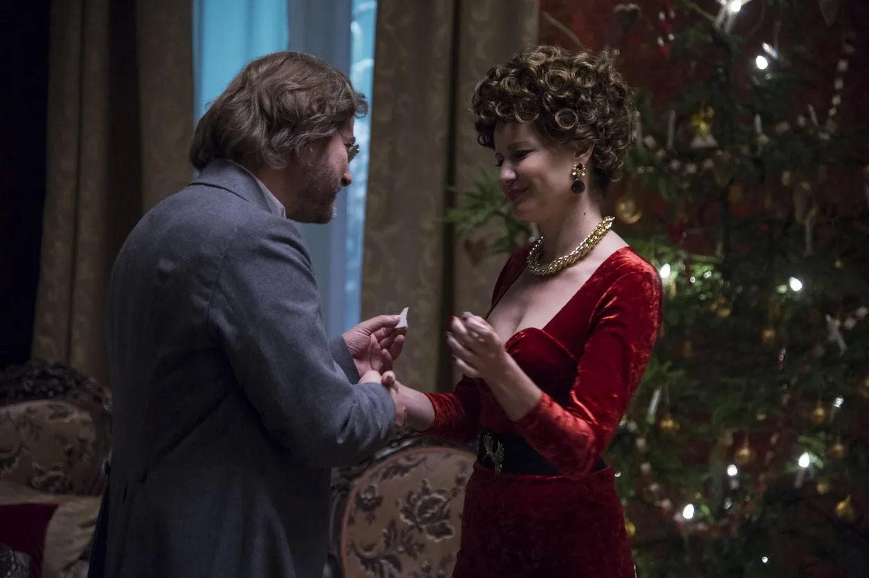 Ostatnie dzieło Marcina Wrony w telewizji. Kożuchowska i Żmijewski w spektaklu "Ich czworo"