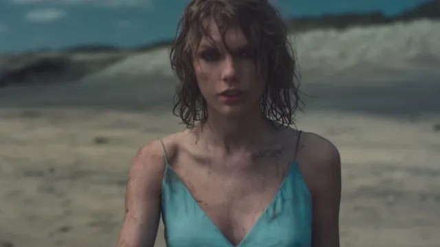 Taylor Swift w poszukiwaniu siebie… czołga się w błocie