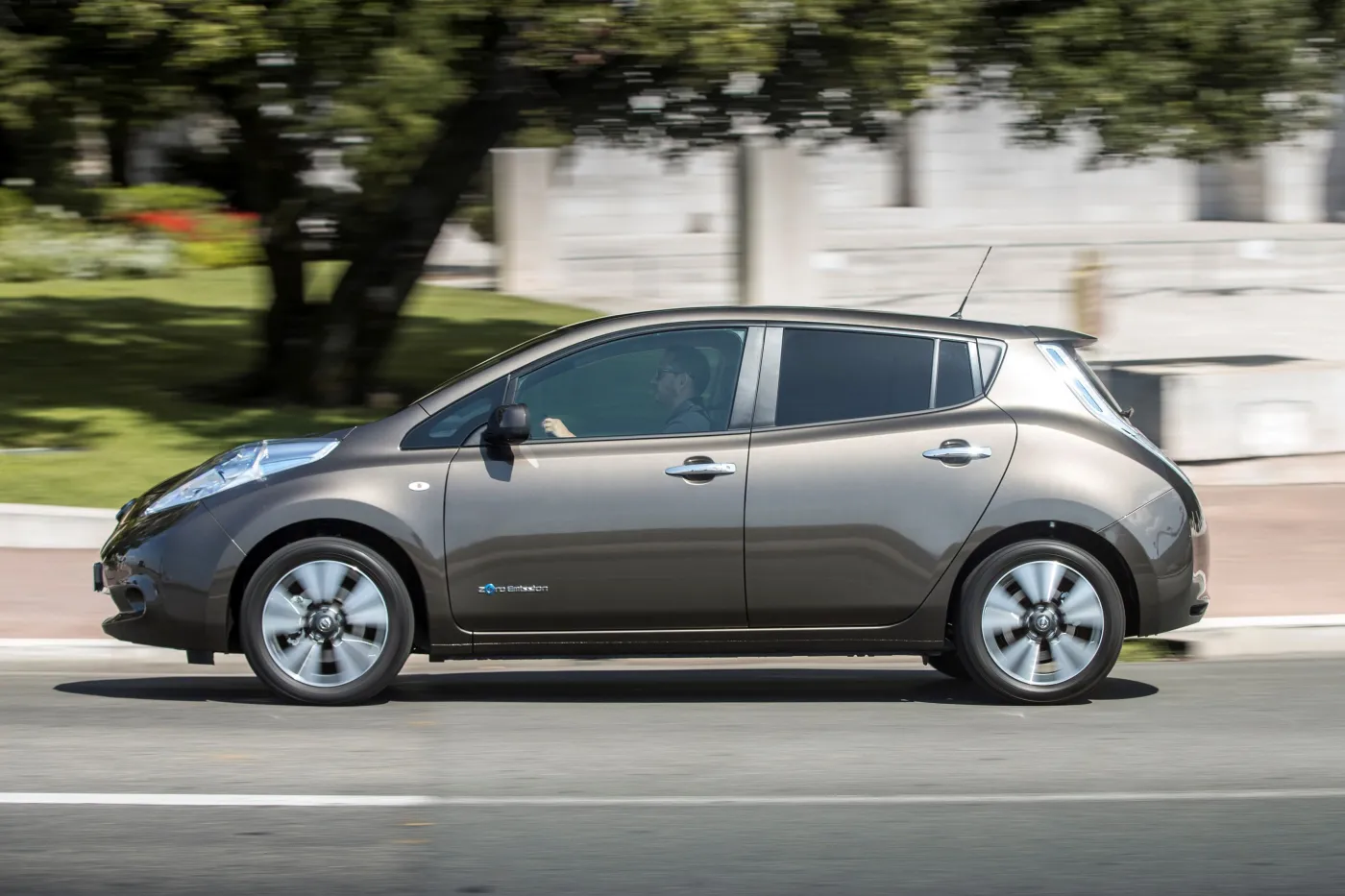 8195918-nissan-leaf.jpg