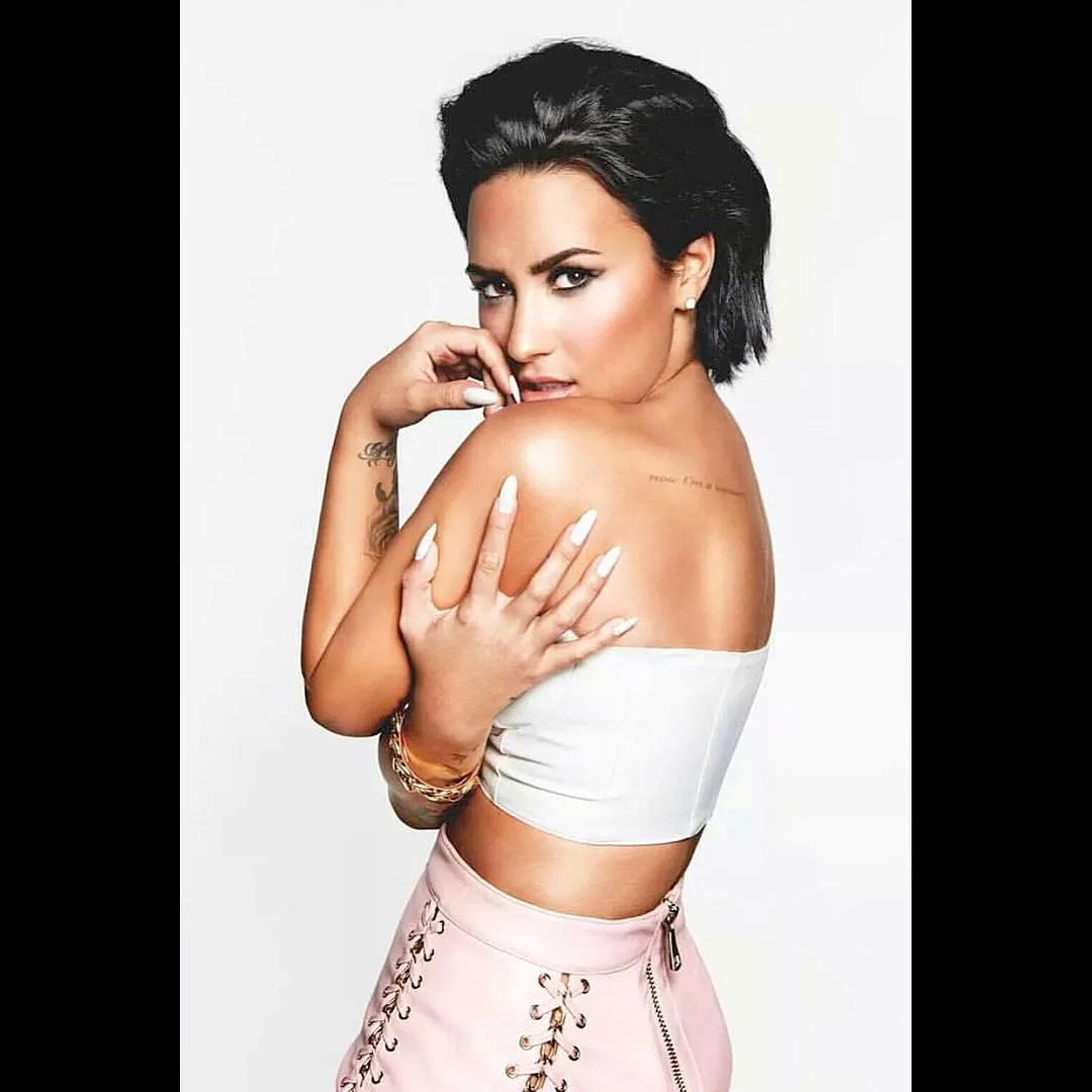 8219560-demi-lovato.jpg