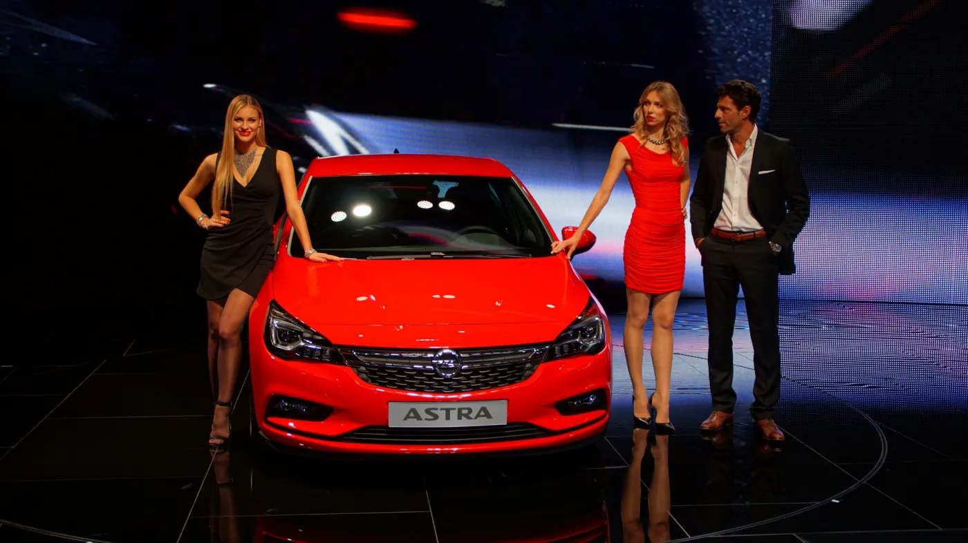 8225694-opel-astra.jpg