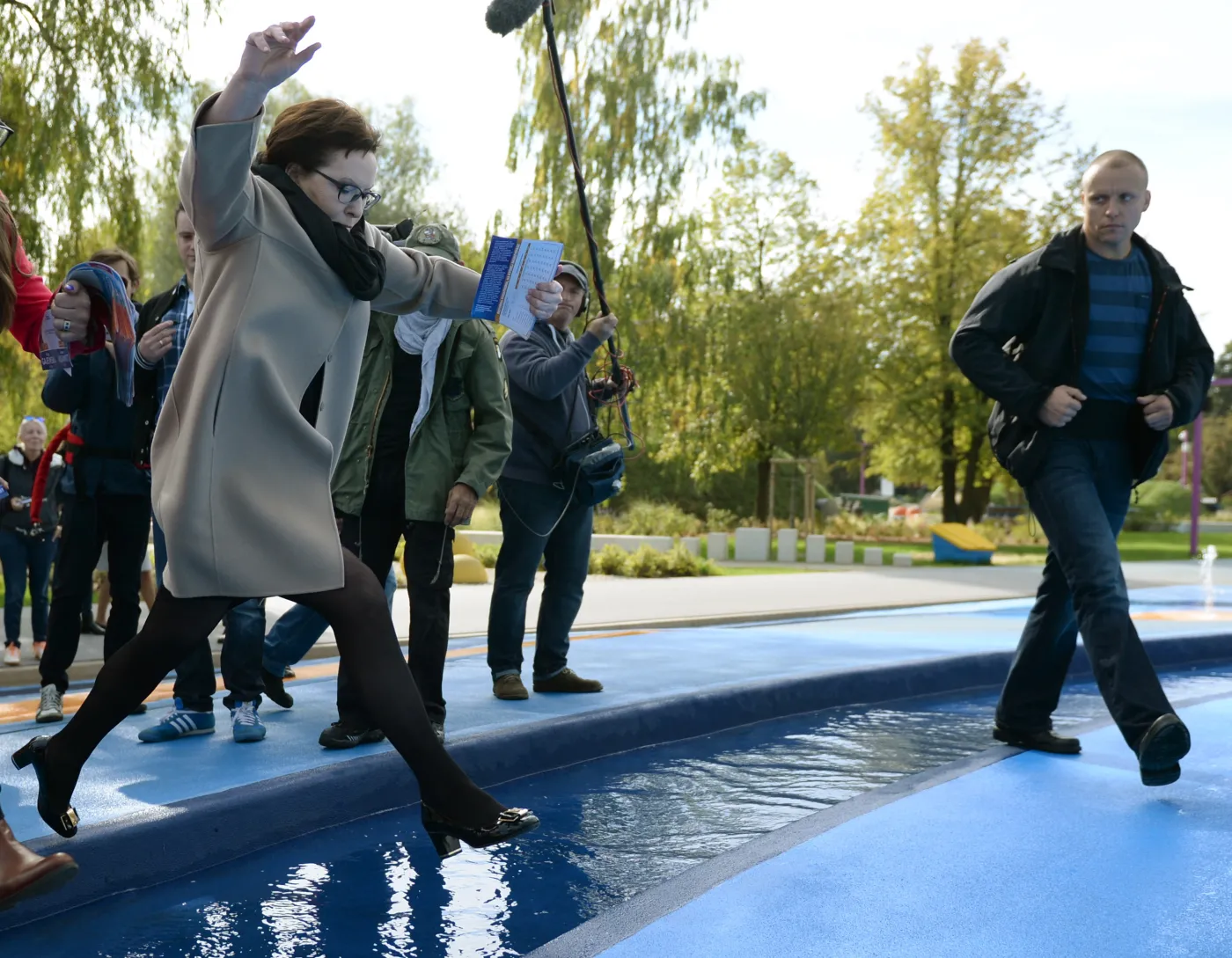 Ewa Kopacz w plenerowej siłowni. Tak premier skakała przez fontannę [ZDJĘCIA]