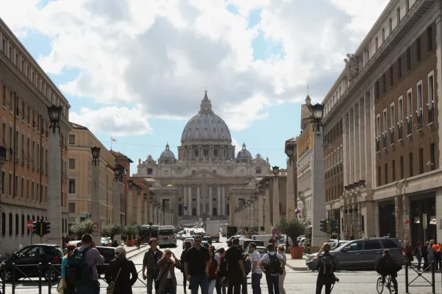 Obie parafie Watykanu przyjmą rodziny uchodźców