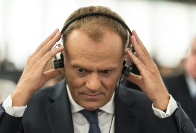Tusk ostrzega: Fala uchodźców może stać się narzędziem w wojnie hybrydowej . WIDEO