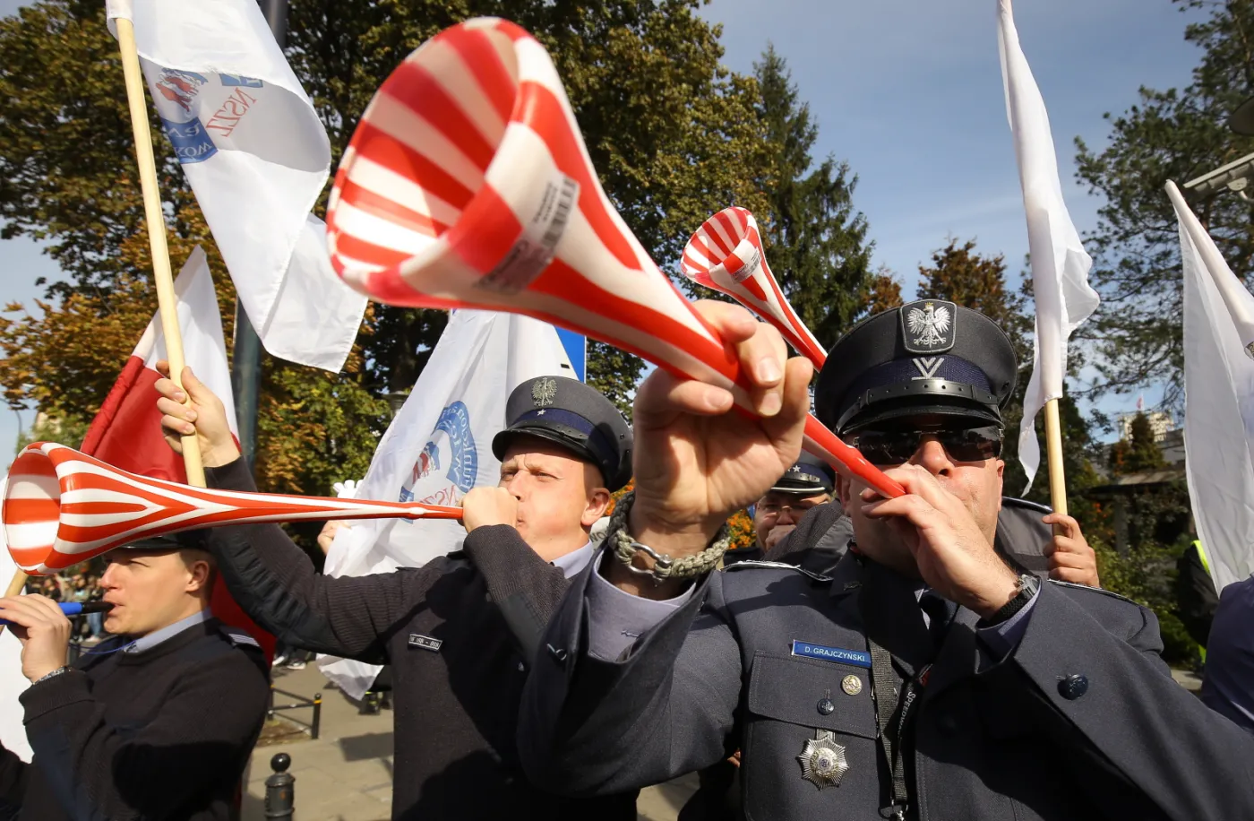 8296085-pikieta-zwiazkow-zawodowych-funkcjonariuszy.jpg