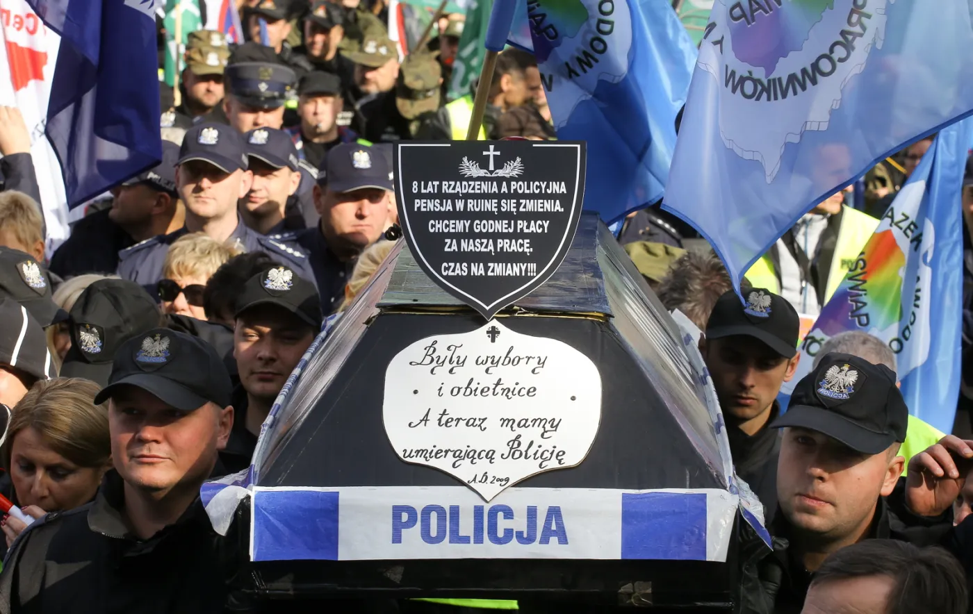 8296142-pikieta-zwiazkow-zawodowych-funkcjonariuszy.jpg