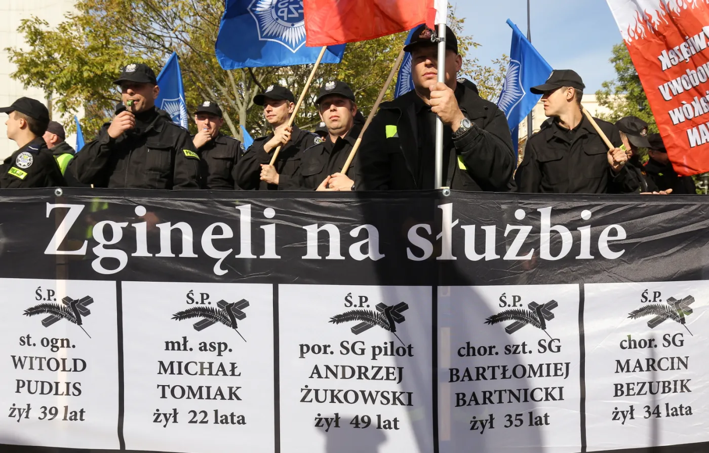 8296245-pikieta-zwiazkow-zawodowych-funkcjonariuszy.jpg