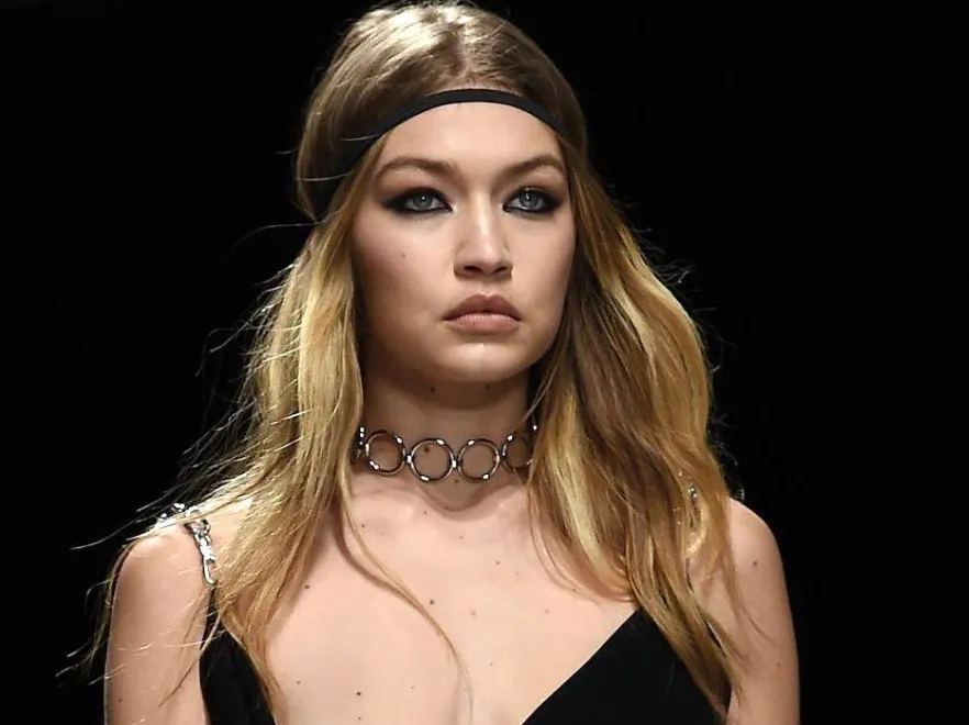 Fotografowie zrobili wszystko, aby to uwiecznić: Gigi Hadid obnażona na pokazie Versace