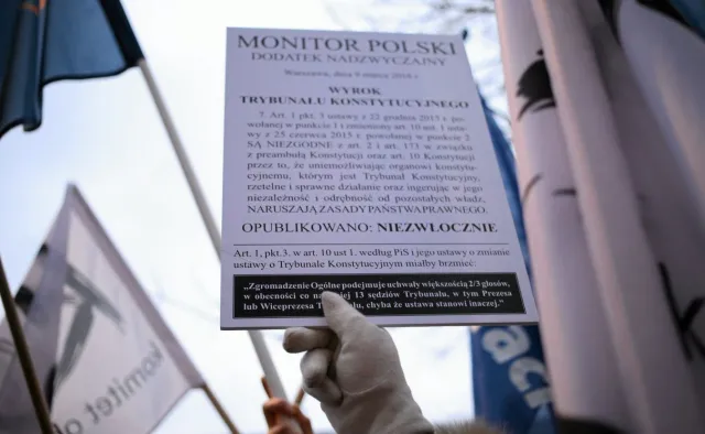 "Beata, drukuj ten wyrok!". Pikieta KOD przed kancelarią premiera