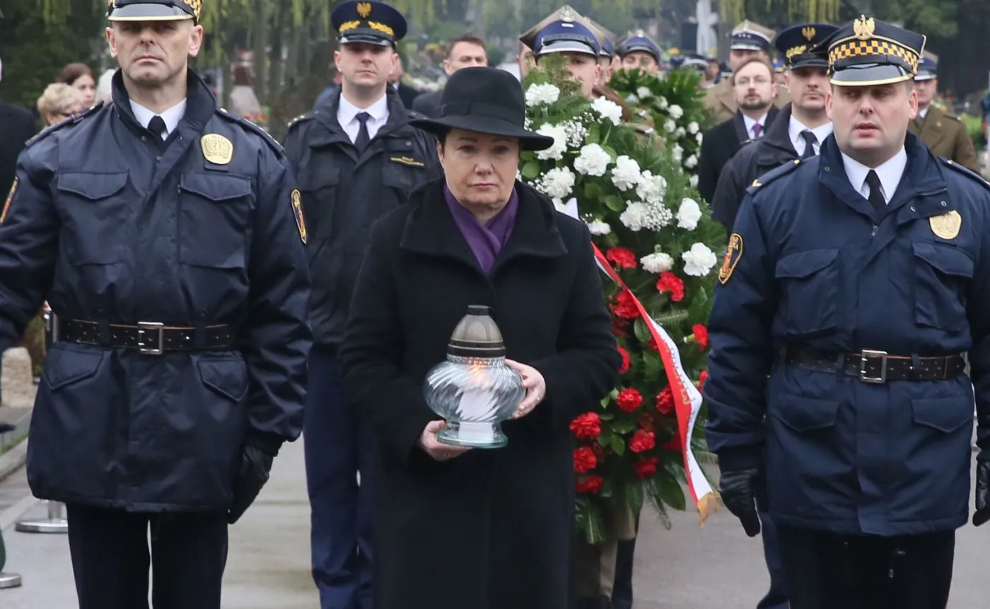 Prezydent Warszawy Hanna Gronkiewicz-Waltz w czasie uroczystości zorganizowanych przez Urząd m.st. Warszawy pod pomnikiem ofiar na Cmentarzu Wojskowym na Powązkach
