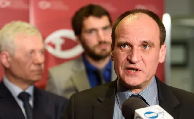 Kukiz kontra dziennikarze, którzy "podsłuchiwali" posiedzenie klubu po głosowaniu na dwie ręce