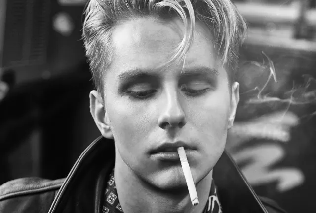 Piotr Zioła patrzy w bardzo dobrą stronę. RECENZJA albumu "Revolving Door"