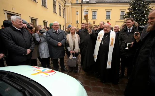 Papież Franciszek nie chce limuzyn. Kardynał Dziwisz: A ja chcę taką produkowaną w Polsce