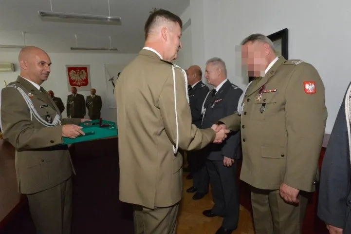 Zbigniew J., podejrzewany o szpiegostwo, odbiera wojskowe odznaczenie / wojsko-polskie.pl