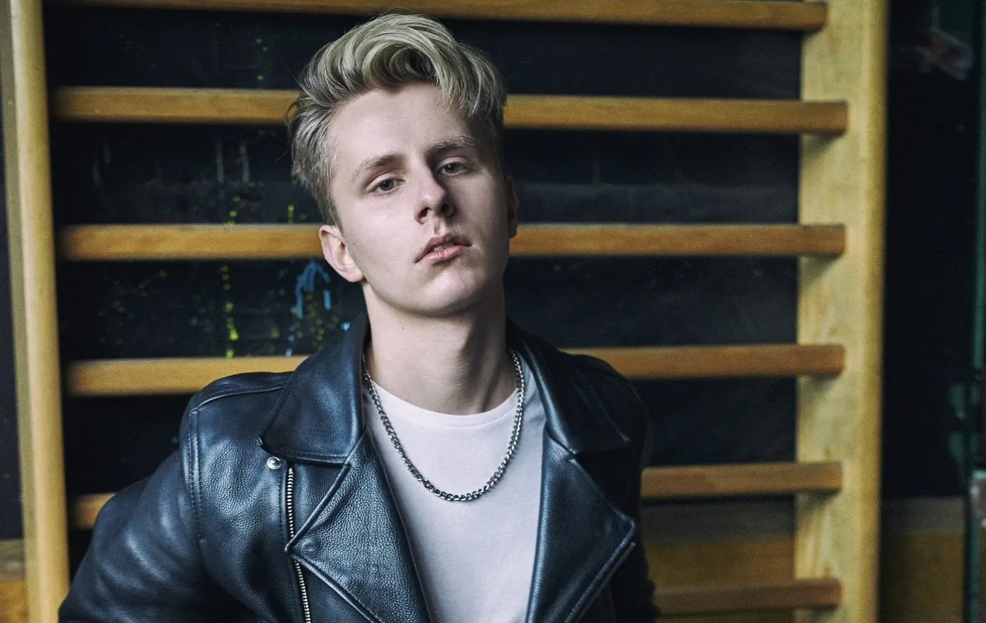 Piotr Zioła: Wypijam łyk whiskey i wychodzę na scenę [WYWIAD]