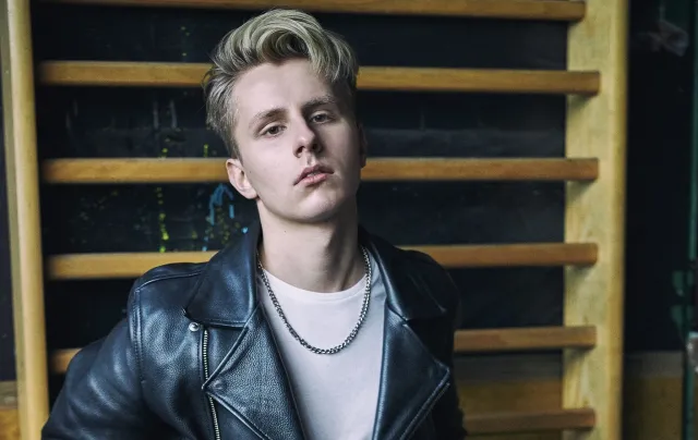 Piotr Zioła: Wypijam łyk whiskey i wychodzę na scenę [WYWIAD]