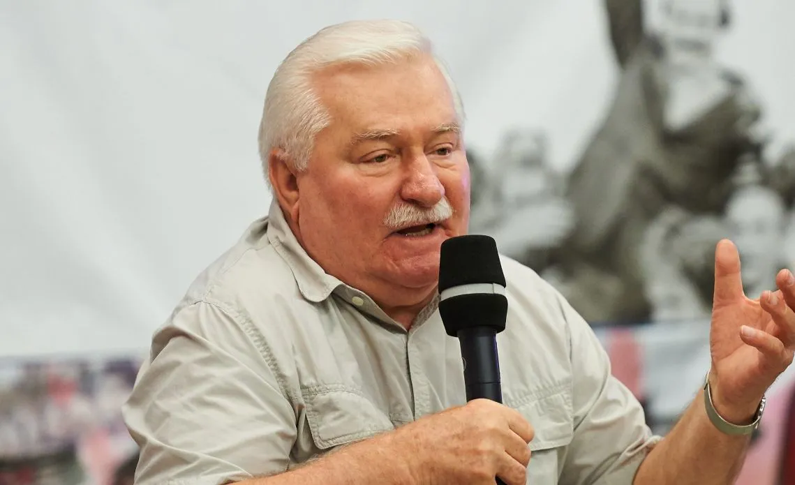 9227788-lech-walesa.jpg